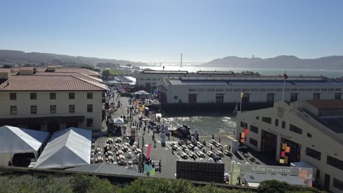Blick auf das Gelände der Microsoft Build in Francisco, mit der Golden Gate Bridge im Hintergrund.