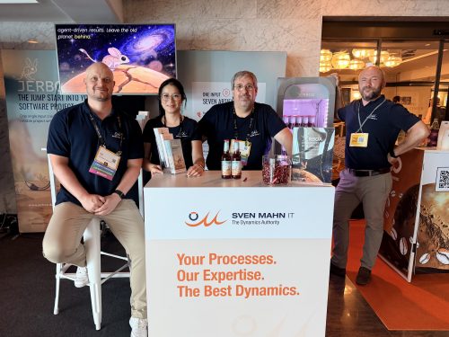 Das Team von Sven Mahn IT steht hinter dem Counter des Messestandes auf der DynamicsMinds 2026.