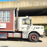 Der Truck von Sven Mahn IT steht im Umfeld der Dynamics Minds. Zu sehen ist ein Werbebanner am Truck und ein Mitarbeiter, der einen Kasten Jerboa-Getränke trägt.